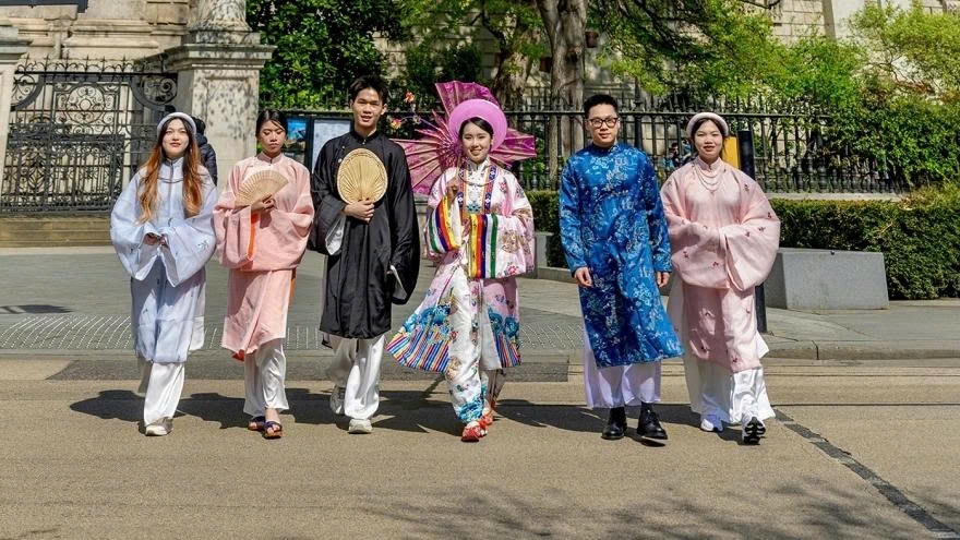 Traditional costume of Vietnam in the spotlight in London